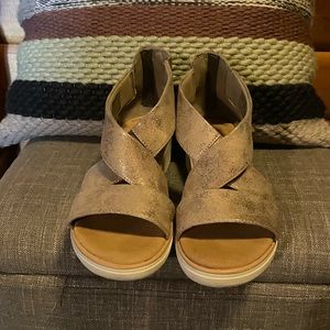 Clarks cushioned comfort sandal size 9.